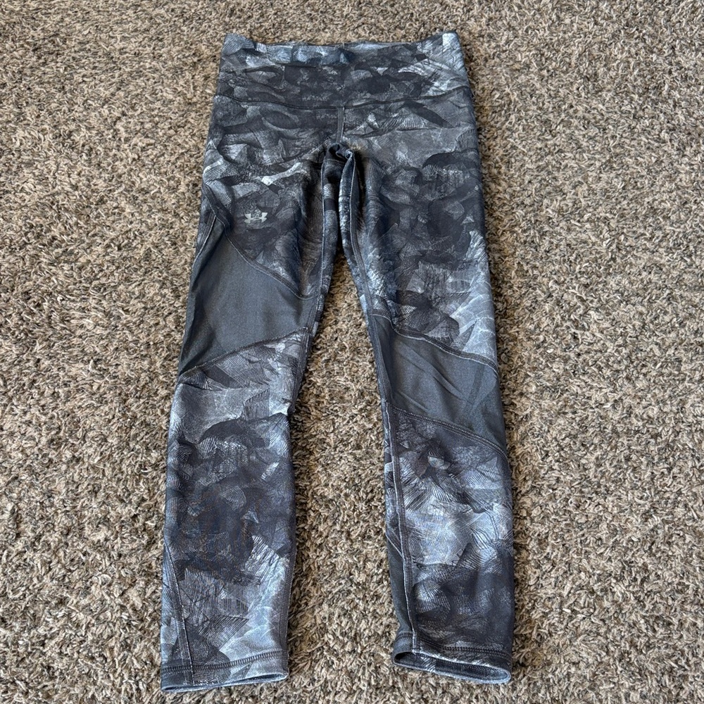 Under Armour Heat Gear Compression Capri Leggings with Mesh Gray Print size XS
